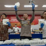 Kabid Humas Polda Sulteng Kombes Pol Djoko Wienartono (tengah) bersama Direktur Restnarkoba Kombes Pol Dasmin Ginting (kiri) dan Kasubdit 3 Kompol Raden Real mahendra (kanan) menunjukkan barang bukti narkoba jenis sabu yang melibatkan jaringan Malaysia di Mapolda Sulteng, Jumat (5/4/2024). bmzIMAGES/Basri Marzuki