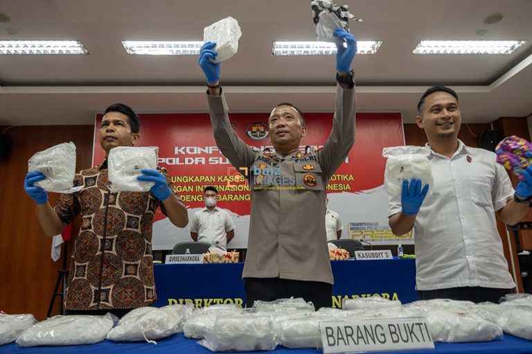 Kabid Humas Polda Sulteng Kombes Pol Djoko Wienartono (tengah) bersama Direktur Restnarkoba Kombes Pol Dasmin Ginting (kiri) dan Kasubdit 3 Kompol Raden Real mahendra (kanan) menunjukkan barang bukti narkoba jenis sabu yang melibatkan jaringan Malaysia di Mapolda Sulteng, Jumat (5/4/2024). bmzIMAGES/Basri Marzuki