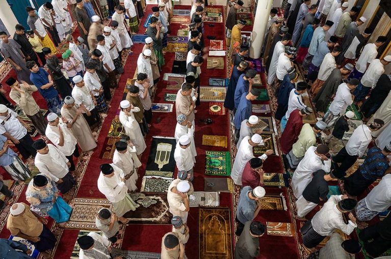 Umat muslim melaksanakan shalat Idul Fitri di Masjid Al-Ikhlas, Palu, Sulawesi Tengah, Rabu (10/4/2024).