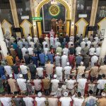 Umat muslim melaksanakan shalat Idul Fitri di Masjid Al-Ikhlas, Kelurahan Palupi, Palu, Sulawesi Tengah, Rabu (10/4/2024). Umat muslim di wilayah itu melaksanakan shalat Idul Fitri 1445 H secara serentak, baik di masjid-masjid maupun di lapangan terbuka. bmzIMAGES/Basri Marzuki