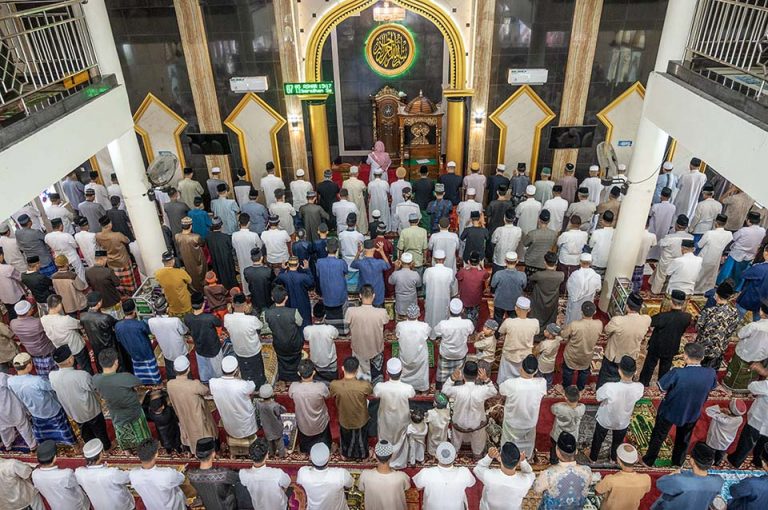 Umat muslim melaksanakan shalat Idul Fitri di Masjid Al-Ikhlas, Kelurahan Palupi, Palu, Sulawesi Tengah, Rabu (10/4/2024). Umat muslim di wilayah itu melaksanakan shalat Idul Fitri 1445 H secara serentak, baik di masjid-masjid maupun di lapangan terbuka. bmzIMAGES/Basri Marzuki
