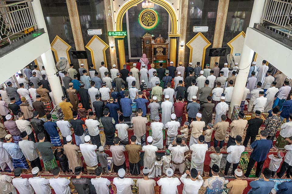 Umat muslim melaksanakan shalat Idul Fitri di Masjid Al-Ikhlas, Kelurahan Palupi, Palu, Sulawesi Tengah, Rabu (10/4/2024). Umat muslim di wilayah itu melaksanakan shalat Idul Fitri 1445 H secara serentak, baik di masjid-masjid maupun di lapangan terbuka. bmzIMAGES/Basri Marzuki