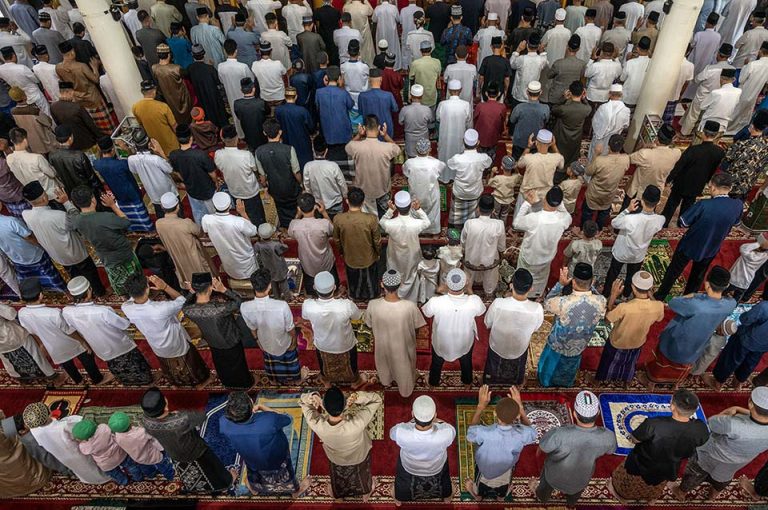 Umat muslim melaksanakan shalat Idul Fitri di Masjid Al-Ikhlas, Palu, Sulawesi Tengah, Rabu (10/4/2024).