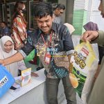 Petugas melayani warga yang menebus sembako di Tebus Murah Sembako di Palu, Sulawesi Tengah, Kamis (4/4/2024). bmzIMAGES/Basri Marzuki