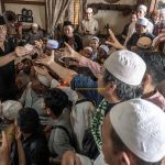 Tuan rumah warga keturunan Arab membagi-bagikan uang pada Lebaran Iwwadh atau Lebaran Arab di Palu, Sulawesi Tengah, Kamis (11/4/2024). Lebaran Iwwadh atau Lebaran Arab adalah tradisi berlebaran yang sudah dilakukan turun temurun di komunitas Arab di wilayah itu dan dilaksanakan di hari kedua Idul Fitri dengan saling mengunjungi sesama keluarga dan komunitas sambil mendoakan dan menyantap makanan bersama dan berbagi rezeki. (bmzIMAGES/Basri Marzuki)