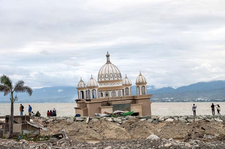 Pengunjung menyaksikan masjid terapung Arqam Baburrahman yang amblas ke laut akibat tsunami di Pantai Kampung Lere, Palu, Sulawesi Tengah, Kamis (11/4/2024).
