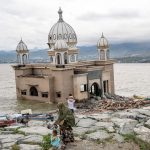 Pengunjung berada di dekat masjid terapung Arqam Baburrahman yang amblas ke laut akibat tsunami di Pantai Kampung Lere, Palu, Sulawesi Tengah, Kamis (11/4/2024). Kawasan itu menjadi salah satu tujuan favorit wisata bagi pengunjung terutama dari luar Kota Palu karena menyimpan cerita unik tentang bencana 2018 silam. (bmzIMAGES/Basri Marzuki)