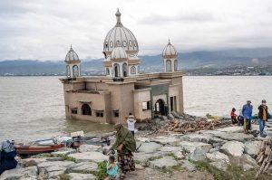 Wisata di Masjid Terapung Bekas Tsunami