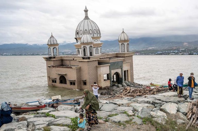 Pengunjung berada di dekat masjid terapung Arqam Baburrahman yang amblas ke laut akibat tsunami di Pantai Kampung Lere, Palu, Sulawesi Tengah, Kamis (11/4/2024). Kawasan itu menjadi salah satu tujuan favorit wisata bagi pengunjung terutama dari luar Kota Palu karena menyimpan cerita unik tentang bencana 2018 silam. (bmzIMAGES/Basri Marzuki)