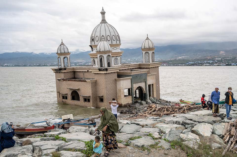 Pengunjung berada di dekat masjid terapung Arqam Baburrahman yang amblas ke laut akibat tsunami di Pantai Kampung Lere, Palu, Sulawesi Tengah, Kamis (11/4/2024). Kawasan itu menjadi salah satu tujuan favorit wisata bagi pengunjung terutama dari luar Kota Palu karena menyimpan cerita unik tentang bencana 2018 silam. (bmzIMAGES/Basri Marzuki)