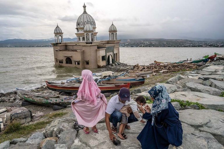 Pengunjung berada di dekat masjid terapung Arqam Baburrahman yang amblas ke laut akibat tsunami di Pantai Kampung Lere, Palu, Sulawesi Tengah, Kamis (11/4/2024).