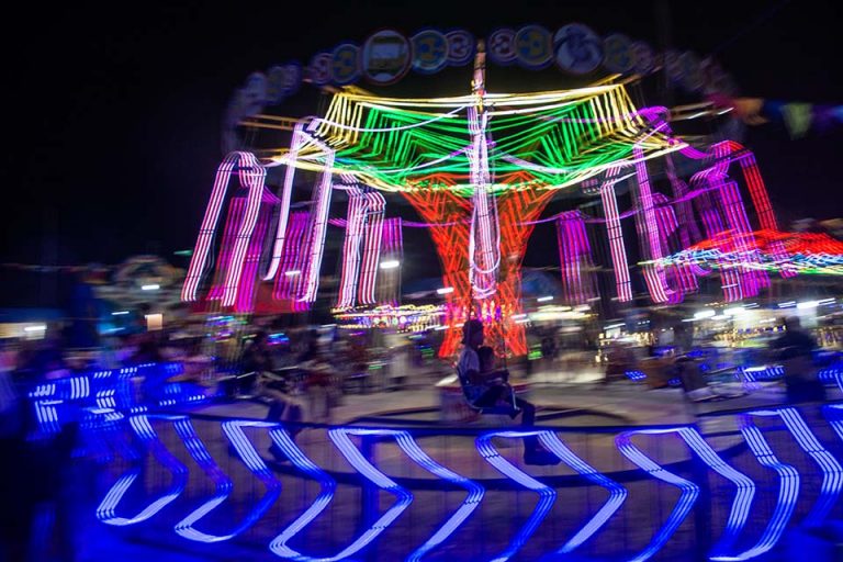 Sejumlah anak menikmati permainan di wahana permainan saat berwisata lebaran di Pasar Malam di Palu, Sulawesi Tengah, Minggu (14/4/2024).