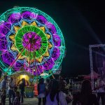 Pengunjung menikmati permainan di wahana permainan saat berwisata lebaran di Pasar Malam di Palu, Sulawesi Tengah, Minggu (14/4/2024). Sebagian warga di wilayah itu lebih memilih berwisata lebaran di Pasar Malam karena selain biayanya relatif lebih murah, juga menyediakan wahana permainan yang beragam. bmzIMAGES/Basri Marzuki