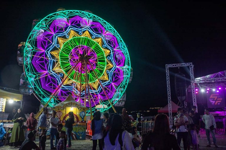 Pengunjung menikmati permainan di wahana permainan saat berwisata lebaran di Pasar Malam di Palu, Sulawesi Tengah, Minggu (14/4/2024). Sebagian warga di wilayah itu lebih memilih berwisata lebaran di Pasar Malam karena selain biayanya relatif lebih murah, juga menyediakan wahana permainan yang beragam. bmzIMAGES/Basri Marzuki