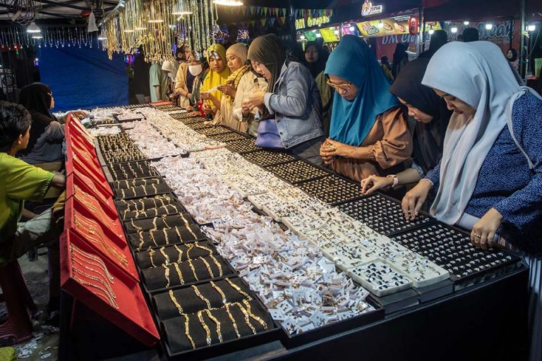 Pengunjung memilih-milih aneka perhiasan yang dijual di Pasar Malam di Palu, Sulawesi Tengah, Minggu (14/4/2024).