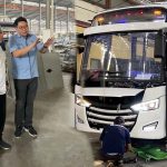 Wali Kota Palu, Hadianto Rasyid bersama Kadis Perhubungan, Trisno Yunianto meninjau langsung perakitan bus untuk persiapan penerapan angkutan massal Bus Rapid Transit Palu di Malang, Jatim, Senin (22/4/2024). (Foto: Humas Pemkot Palu)