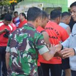 Danrem 132 Tadulako, Brigjen TNI Dody Triwinarto (kanan) menjabat salam sejumlah prajuritnya di makorem, Selasa (16/4/2024). (Foto: Penrem 132/Tdl)