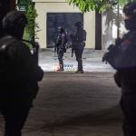 Personel Birmob dan Tim Gegana Polda Sulteng berjaga di depan sebuah rumah yang sedang digeledah oleh Densus 88 Anti Teror di Palu, Sulawesi Tengah, Kamis (18/4/2024) malam. Setelah menangkap tujuh orang yang diduga anggota Jamaah Islamiyah di wilayah Palu, Sigi, dan Poso pada Selasa (16/4) lalu, Densus 88 kembali menggeledah rumah seorang terduga anggota Jamaah Islamiyah (JI) lainnya setelah ditangkap di wilayah Sulawesi Barat pada Kamis (18/4). bmzIMAGES/Basri Marzuki