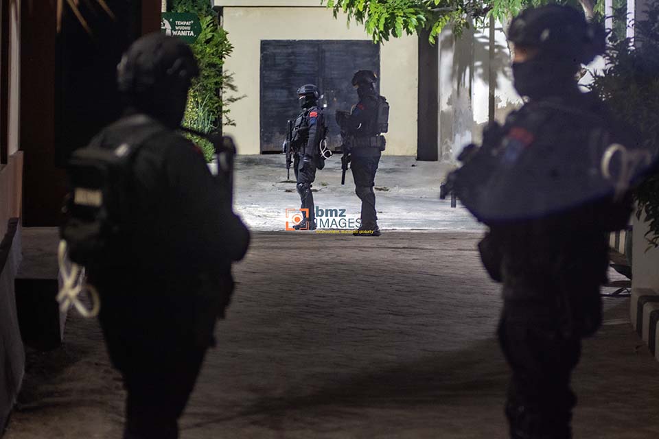 Personel Birmob dan Tim Gegana Polda Sulteng berjaga di depan sebuah rumah yang sedang digeledah oleh Densus 88 Anti Teror di Palu, Sulawesi Tengah, Kamis (18/4/2024) malam. Setelah menangkap tujuh orang yang diduga anggota Jamaah Islamiyah di wilayah Palu, Sigi, dan Poso pada Selasa (16/4) lalu, Densus 88 kembali menggeledah rumah seorang terduga anggota Jamaah Islamiyah (JI) lainnya setelah ditangkap di wilayah Sulawesi Barat pada Kamis (18/4). bmzIMAGES/Basri Marzuki