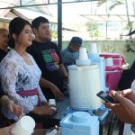 Sejumlah pemuda dan pemudi lintas agama ikut melayani tamu pada Haul ke-56 Guru Tua di kompleks Alkhairaat Palu, Minggu (21/4/2024). (Foto: FKUB Sulteng)