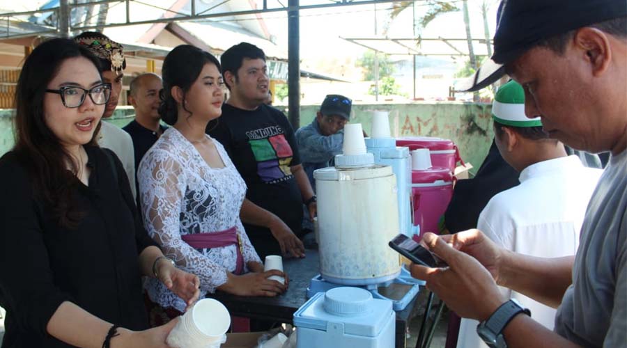 Sejumlah pemuda dan pemudi lintas agama ikut melayani tamu pada Haul ke-56 Guru Tua di kompleks Alkhairaat Palu, Minggu (21/4/2024). (Foto: FKUB Sulteng)