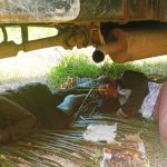 Dua perempuan berbaring di bawah truk untuk menahan pengangkutan sawit ke pabrik pengolahan di kebun plasma di Desa Maniala, Buol, Rabu (17/4/2024). (Foto: dok. FPPB)