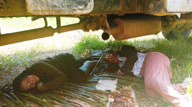 Dua perempuan berbaring di bawah truk untuk menahan pengangkutan sawit ke pabrik pengolahan di kebun plasma di Desa Maniala, Buol, Rabu (17/4/2024). (Foto: dok. FPPB)