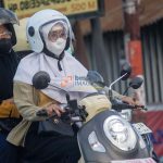 Pengendara sepeda motor mengenakan masker untuk menghindari paparan gas Sulfur Dioksida (SO2) yang telah mencapai status berbahaya hingga sangat berbahaya di Palu, Sulawesi Tengah, Selasa (23/4/2024). (bmzIMAGES/Basri Marzuki)