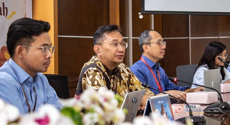 Kepala Perwakilan Bank Indonesia Sulteng, Rony Hartawan (kedua kiri) memaparkan rencana kegiata Gelar Karya Kreatif Sulteng di Aula Kantor BI Suulteng di Palu, Senin (22/4/2024). (bmzIMAGES/Basri Marzuki)