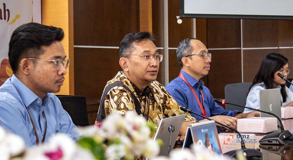 Kepala Perwakilan Bank Indonesia Sulteng, Rony Hartawan (kedua kiri) memaparkan rencana kegiata Gelar Karya Kreatif Sulteng di Aula Kantor BI Suulteng di Palu, Senin (22/4/2024). (bmzIMAGES/Basri Marzuki)