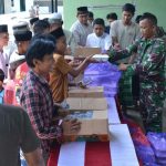 Petugas membagikan makanan kepada warga pada kegiatan Juamt Berkah di Makorem 132 Tadulako, Jumat (12/4/2024). (Foto: Penrem 132/Tdl)