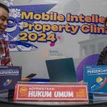 Petugas melayani warga yang akan mendirikan perusahaan perseroan perorangan di ajang Sulteng Expo 2024 di Palu, Sulawesi Tengah, Jumat (26/4/2024). (bmzIMAGES/Basri Marzuki)