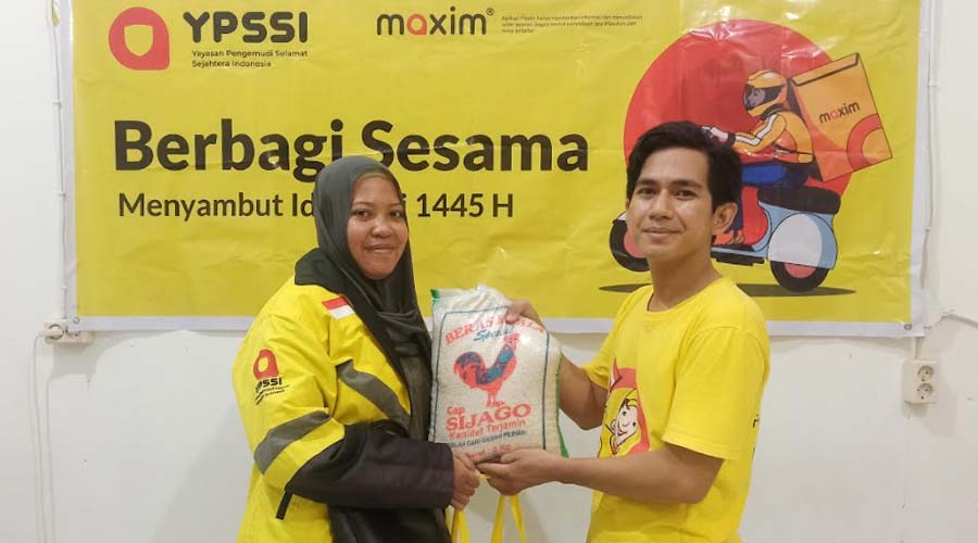 Penyerahan bantuan pengganti THR kepada mitra Maxim di Palu. (Fotyo: Maxim)