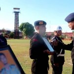 Dansatbrimob Polda Sulteng Kombes Pol. Kurniawan Tandi Rongre mencoret foto dua personel menandai pemecatan kepada keduanya pada upacara PTDH di Mako Brimob Polda Sulteng, Jumat (26/4/2024). (Foto: Humas Polda Sulteng)