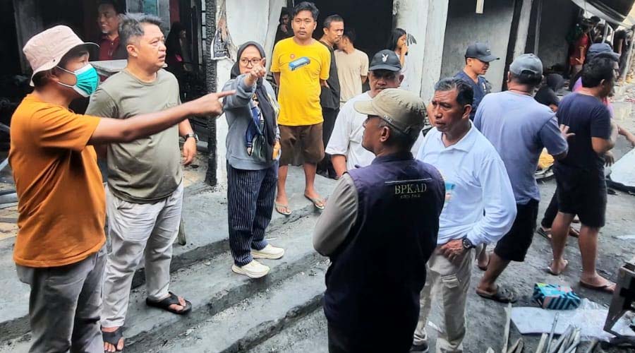 Sekkot Palu, Irmayanti Pettalolo (ketiga kanan) bersama sejumlah Kadis meninjau lokasi kebakaran Pasar Masomba, Sabtu (20/4/2024). (Foto: Humas Pemkot Palu)