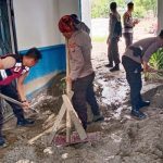 Sejumlah personel Polres Sigi membersihakn lumpur yang menggenangi sekolah di Desa Balongga, Dolo Selatan, Sigi, Kamis (18/4/2024). (Foto: Humas Polres Sigi)