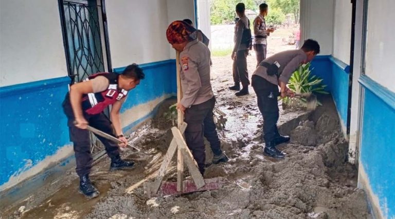 Sejumlah personel Polres Sigi membersihakn lumpur yang menggenangi sekolah di Desa Balongga, Dolo Selatan, Sigi, Kamis (18/4/2024). (Foto: Humas Polres Sigi)