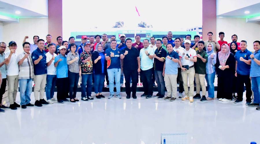 Danrem 132 Tadulako Brigjen TNi Dody Triwinarto (tengah) yang juga Ketua KontinganFoto bersama usai rapat koordinasi kesiapan Pelatda dalam rangka PON XXI 2024 di Makorem 132 Tadulako, Sabtu (20/4/2024). (Foto: Penrem 132/Tdl)
