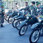 Sejumlah prajurit memeriksa kendaraan dinas jenis motor trail yang didistribusikan di Makorem 132 Tadulako, Palu, Senin (22/4/2024). (Foto: Penrem 132/Tdl)