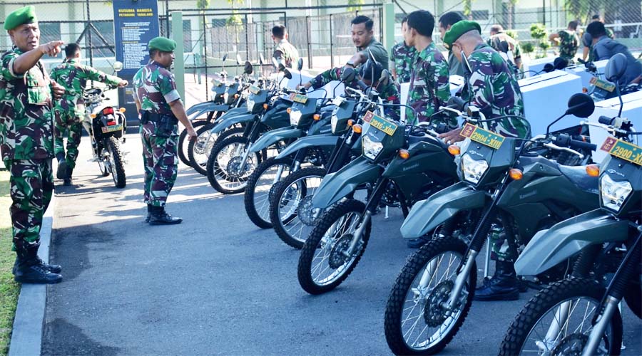 Sejumlah prajurit memeriksa kendaraan dinas jenis motor trail yang didistribusikan di Makorem 132 Tadulako, Palu, Senin (22/4/2024). (Foto: Penrem 132/Tdl)