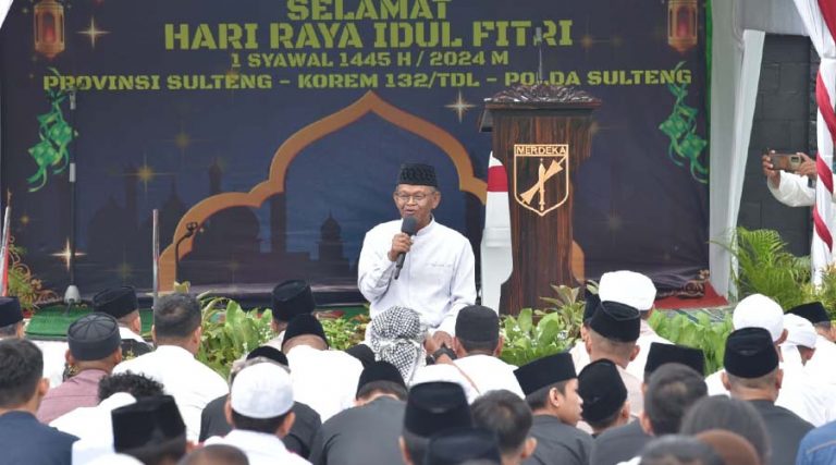 Gubernur Sulteng, Rusdy Mastura menyampaikan ucapan selamat Idul Fitri usai shalat Idul Fitri di lapangan Makorem 132 Tadulako, Rabu (10/4/2024). (Foto: Penrem 132/Tdl)