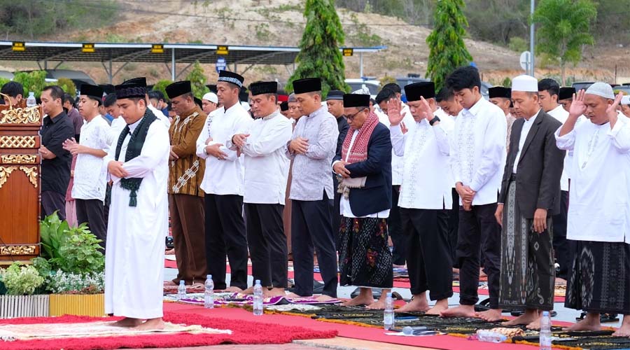 Shalat Idul Fitri di Halaman Mapolda Sulteng, Rabu (10/4/2024). (Foto: Humas Polda Sulteng)