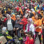 Ribuan warga mengikuti senam Zumba pada Silaturahmi Rakyat Sulteng di depan Kantor Gubernur Sulawesi Tengah di Palu, Sulawesi Tengah, Sabtu (20/4/2024). bmzIMAGES/Basri Marzuki