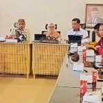 Sekkot Kota Palu, Irmayanti Pettalolo (ketiga kiri) saat menerima kunjungan studi banding rombongan Pemkab Pohuwatu di Ruang Sekretariat Kota Palu, Kamis (18/4/2024). (Foto: diksi.net)