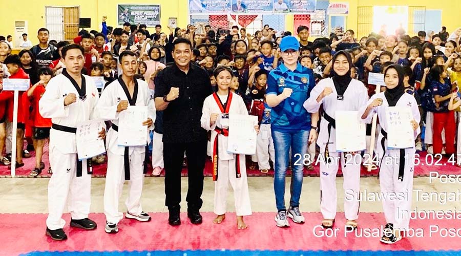 Bupati Poso, Verna Inkiriwang (ketiga kanan) bersama Danrem 132 Tadulako Brigjen TNI Dody Triwinarto (ketiga kiri) pada penutupan turanmen Taekwondo Bupati Cup III di Poso, Minggu (28/4/2024). (Foto: Penrem 132/Tdl)
