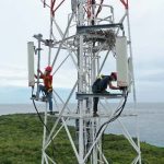Ilustrasi, pekerja melakukan perawatan jaringan di sebuah tower telekomunikasi. (Foto: Telkomsel)