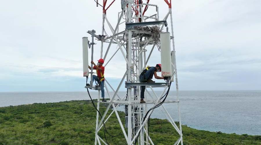 Ilustrasi, pekerja melakukan perawatan jaringan di sebuah tower telekomunikasi. (Foto: Telkomsel)