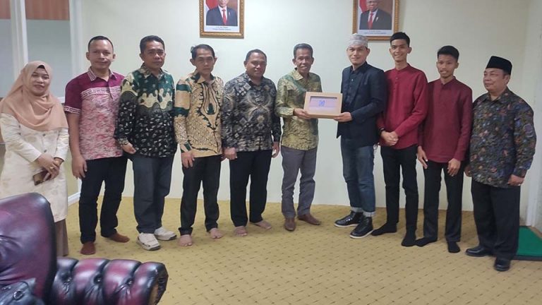 Rektor UIN Datokarama, Prof Lukman Thahir (tengah) memberikan cinderamata pada dua warga negara Tahiland yang ingin kuliah di UIN Datokarama Palu, Kamis (18/4/2024). (Foto: Humas UIN Datokarama)