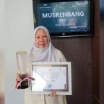 Wakil Wali Kota Palu, dr Reny A Lamadjido menunjukkan trofi dan sertifikat sebagai terbaik daerah pembangunan terbaik 2024. (Foto: HO-Humas Pemkot Palu)