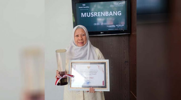 Wakil Wali Kota Palu, dr Reny A Lamadjido menunjukkan trofi dan sertifikat sebagai terbaik daerah pembangunan terbaik 2024. (Foto: HO-Humas Pemkot Palu)